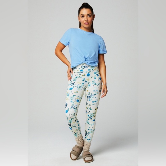 Fabletics motion 365+ high waisted Blue and Cream Floral Leggings medium - Picture 5 of 11